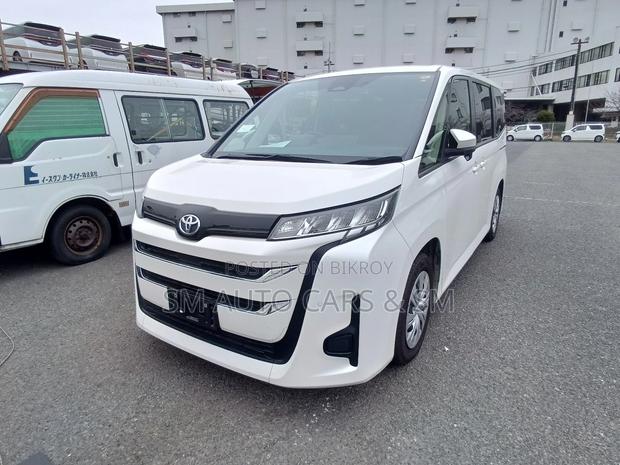 Toyota Noah Non Hybrid X Pearl 2022