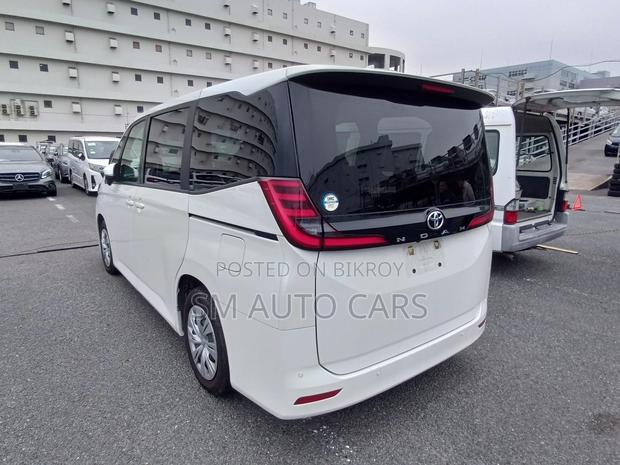 Toyota Noah Non Hybrid X Pearl 2022