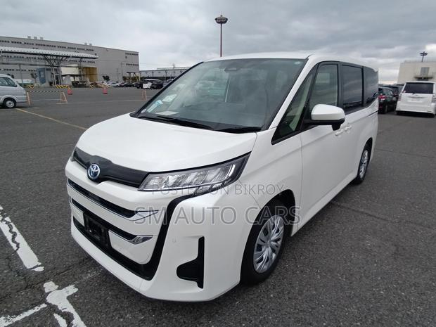 Toyota Noah Hybrid X Pearl 2022