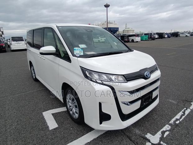 Toyota Noah Hybrid X Pearl 2022