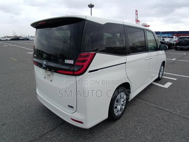 Toyota Noah Hybrid X Pearl 2022