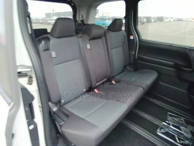 Toyota Noah Hybrid X Pearl 2022