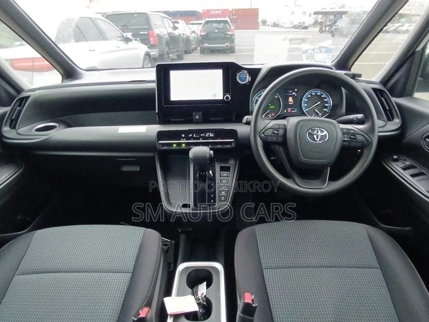 Toyota Noah Hybrid X Pearl 2022