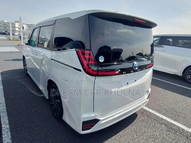 Toyota Noah S-Z Leg Rest Full op 2023