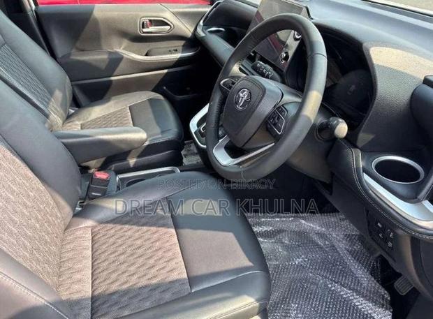 Toyota Noah S-Z Leg Rest Full op 2023