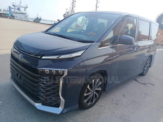 Toyota Voxy s-z package non hv 2022