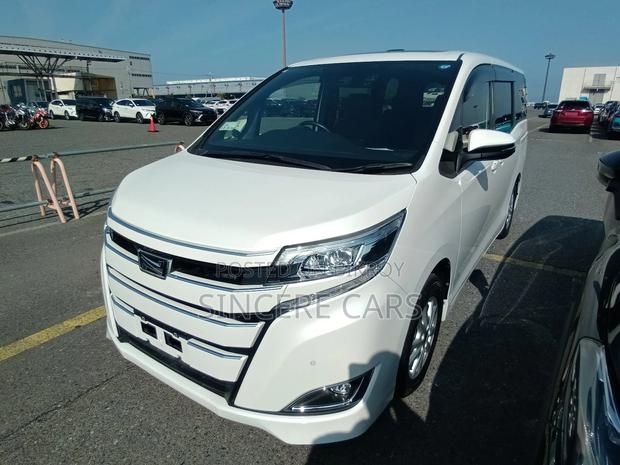 Toyota Noah Sunroof 2021