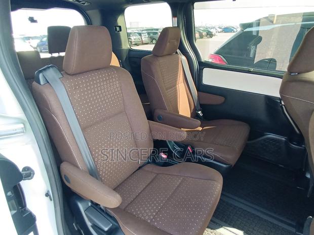 Toyota Noah Sunroof 2021