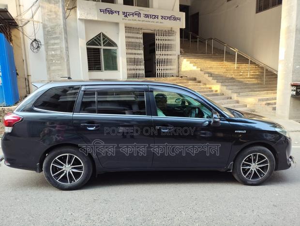 Toyota Fielder hybrid 2017