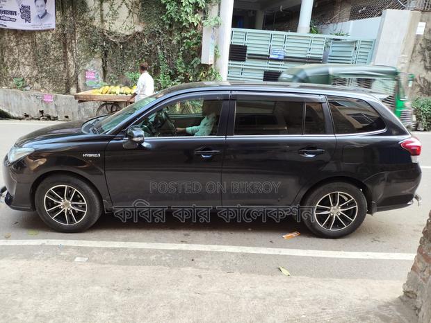 Toyota Fielder hybrid 2017