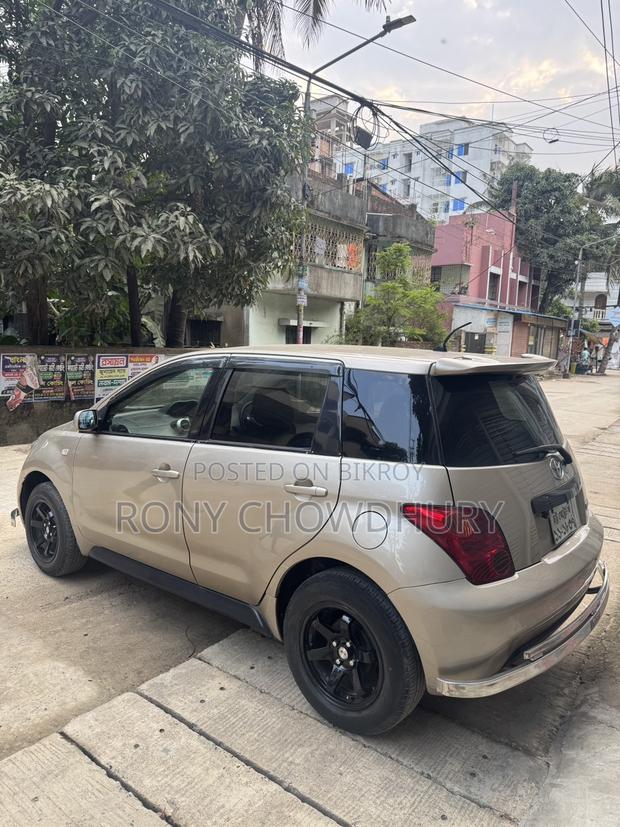 Toyota ist 2004