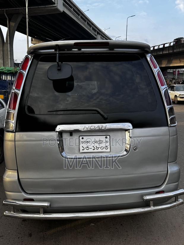 Toyota Noah 2004