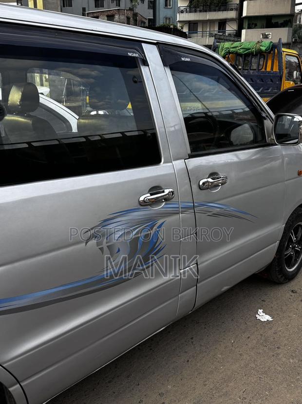Toyota Noah 2004