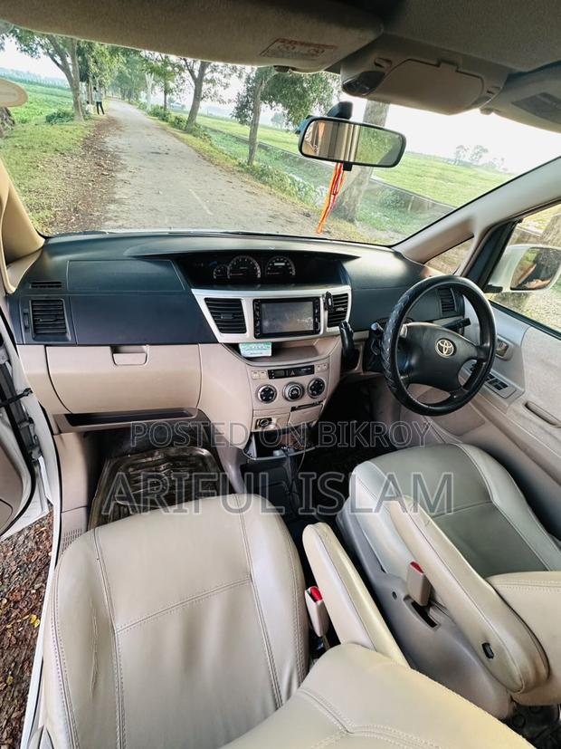 Toyota Noah 2003