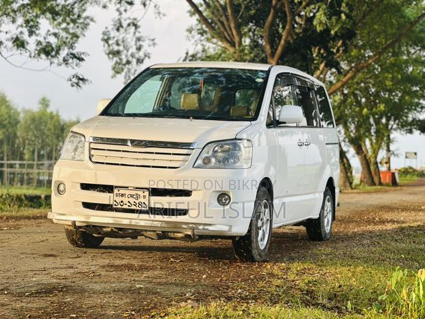 Toyota Noah 2003