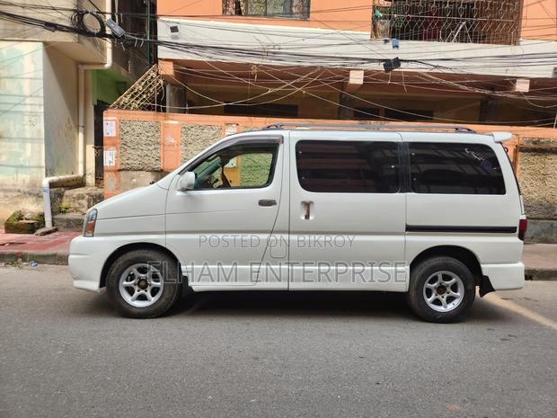 Toyota Hiace Touring 2000