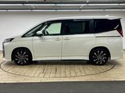 Toyota Noah Hybrid 2022 for sale