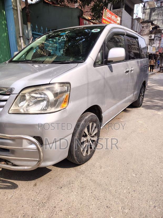 Toyota Noah 2002