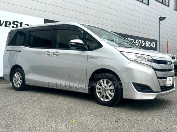 Toyota Noah Hybrid X 2021