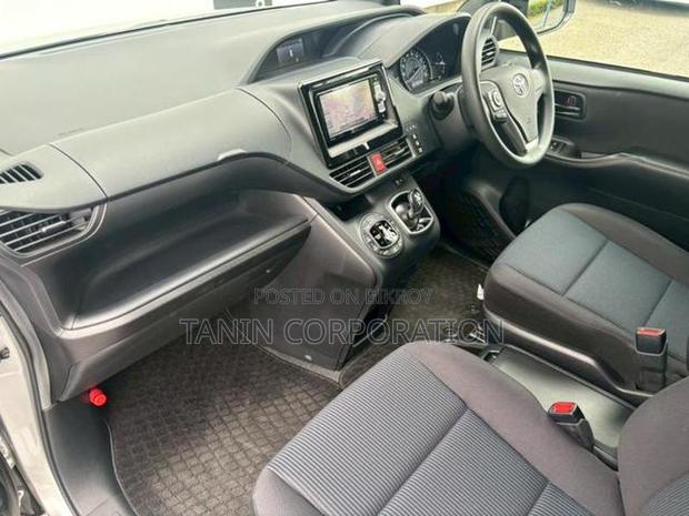 Toyota Noah Hybrid X 2021