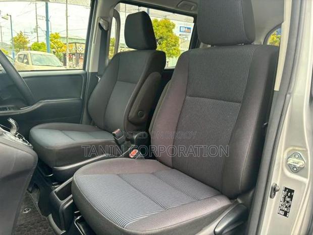 Toyota Noah Hybrid X 2021