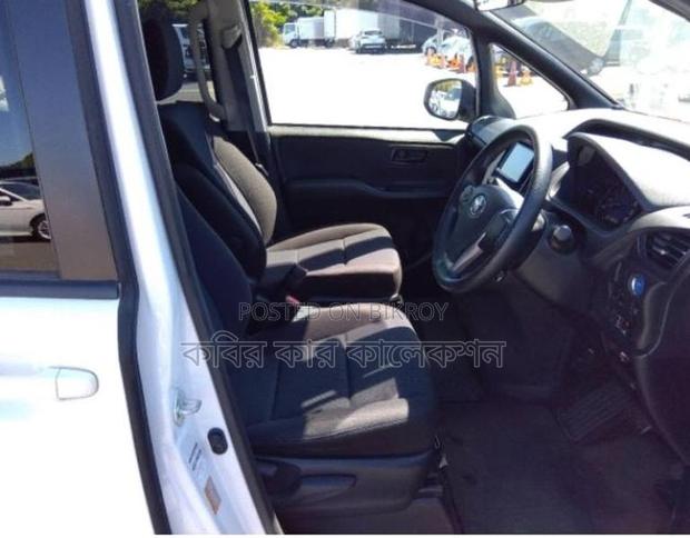 Toyota Noah hybrid 2020