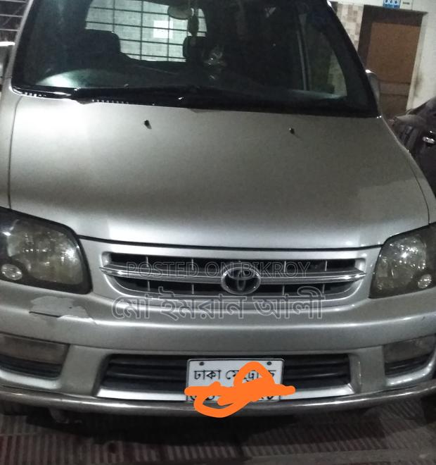 Toyota Noah . 2001