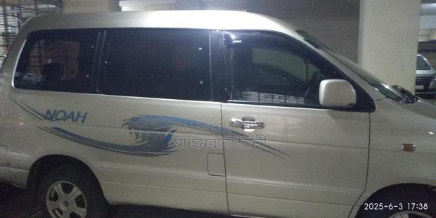 Toyota Noah . 2001