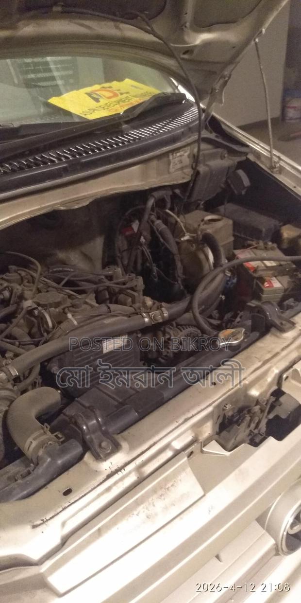 Toyota Noah . 2001