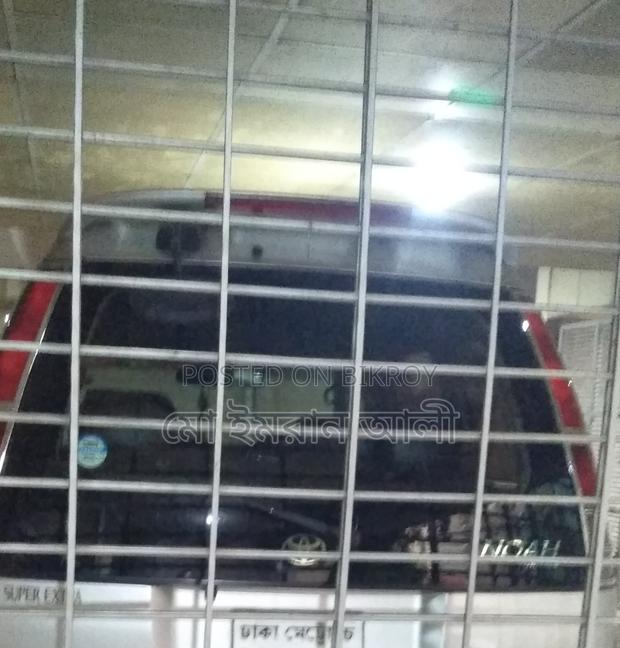 Toyota Noah . 2001