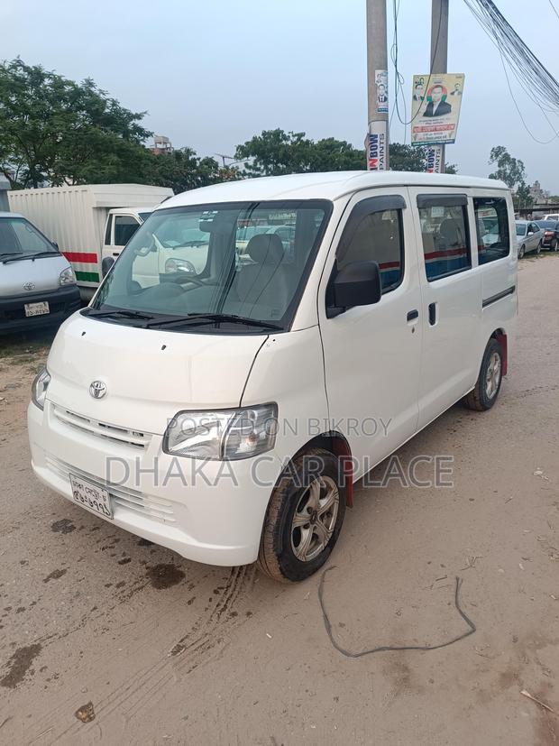 Toyota Noah S40 2011
