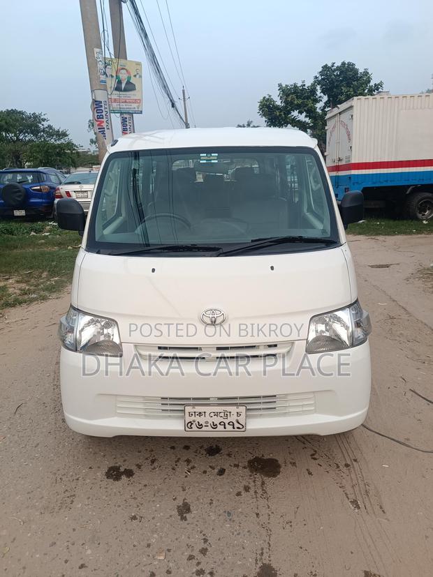 Toyota Noah S40 2011