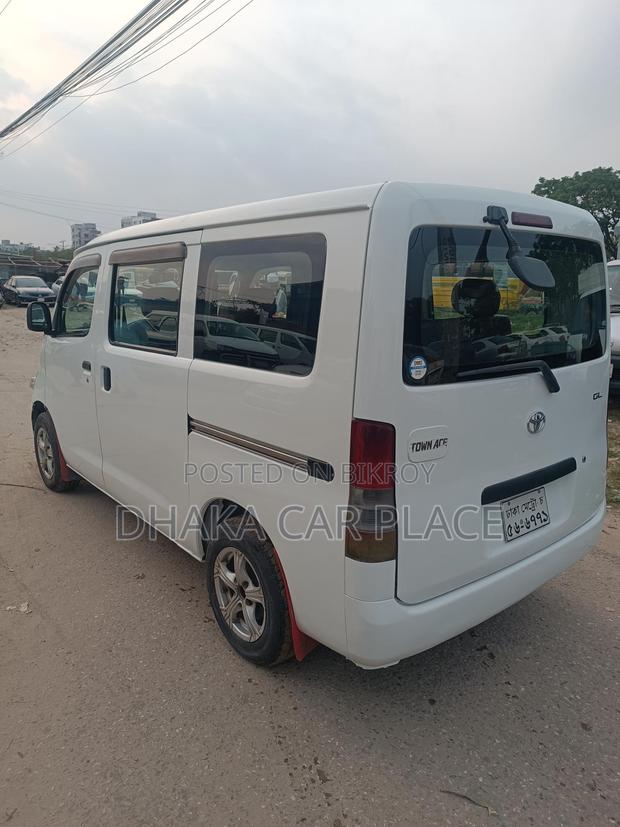 Toyota Noah S40 2011