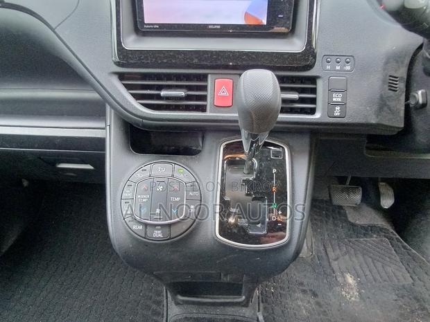 Toyota Noah Non hybrid 2021