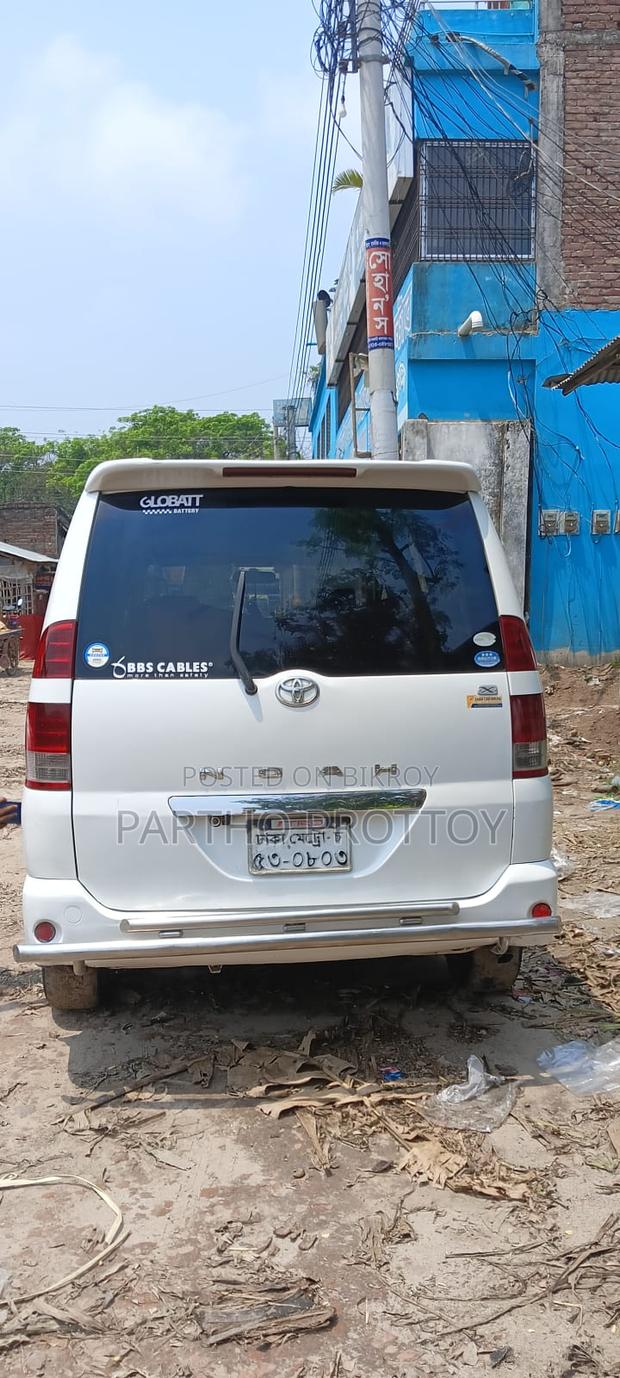 Toyota Noah . 2004
