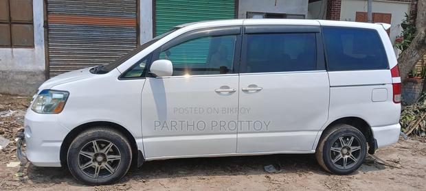 Toyota Noah . 2004