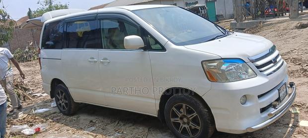 Toyota Noah . 2004