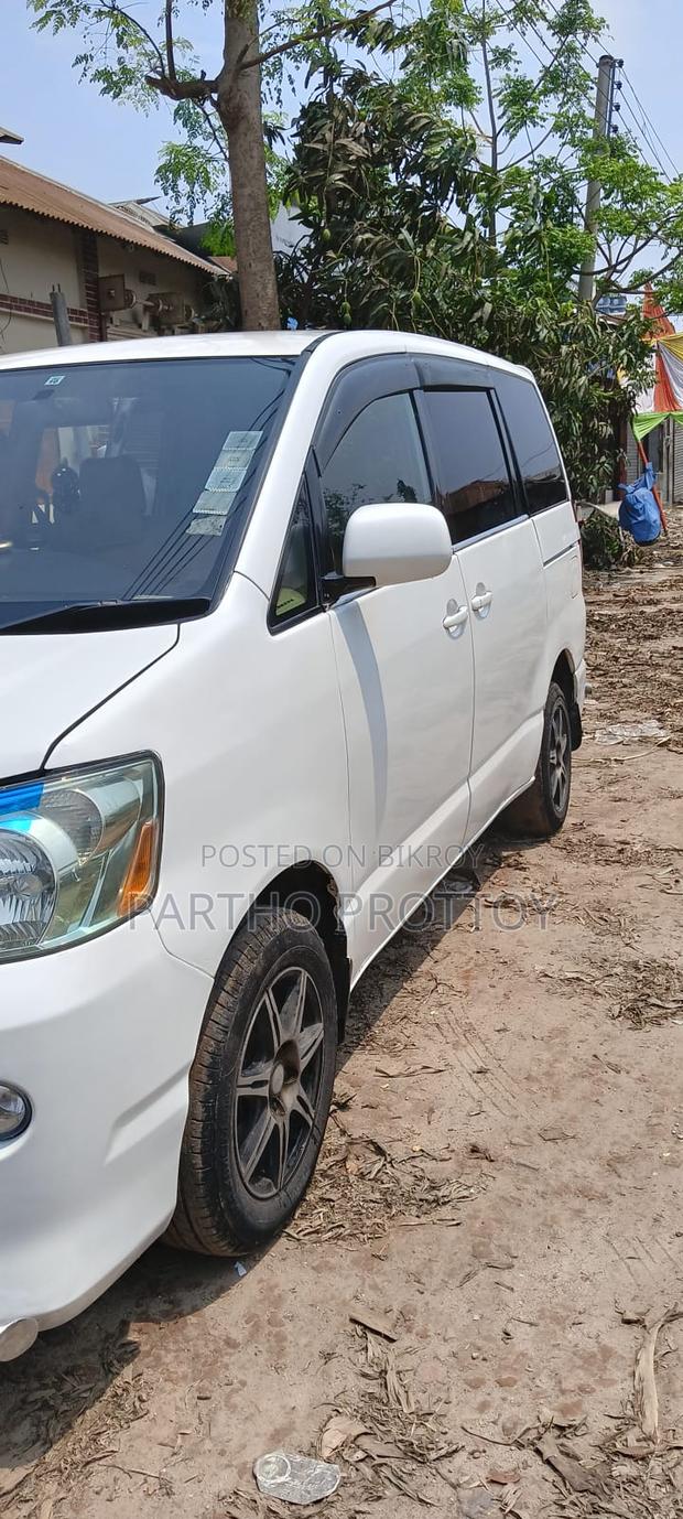 Toyota Noah . 2004