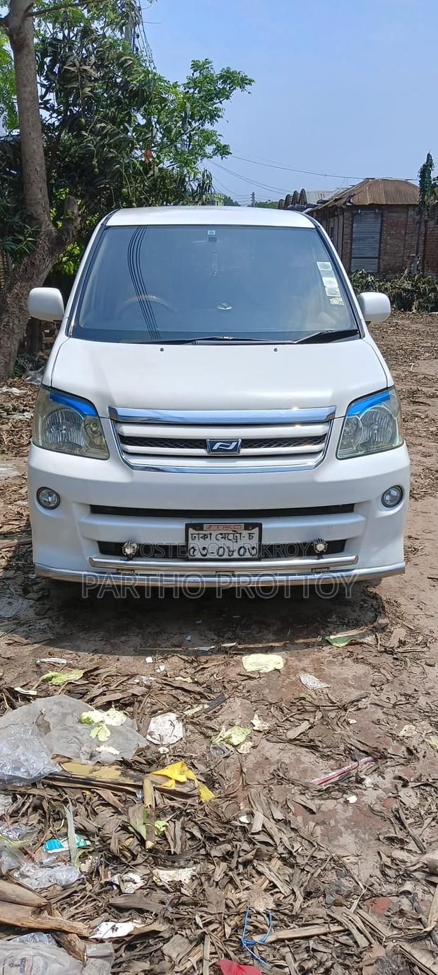 Toyota Noah . 2004