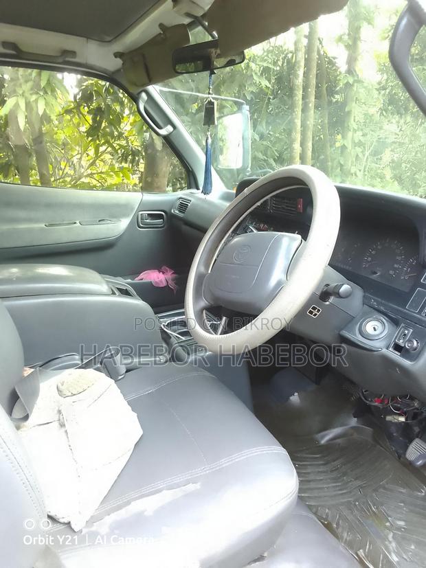 Toyota Hiace . 2004