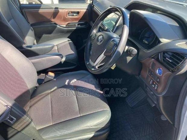 Toyota Esquire GI PKG HYB 2021