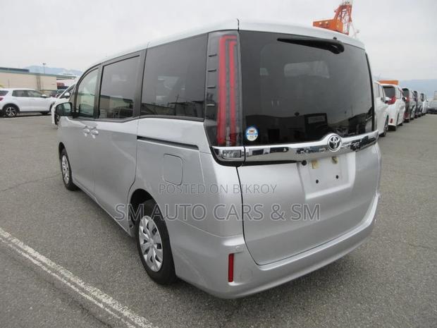 Toyota Noah Non Hybrid X Silver 2021