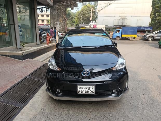 Toyota Prius Alpha 2016
