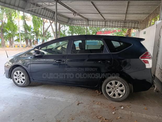 Toyota Prius Alpha 2016