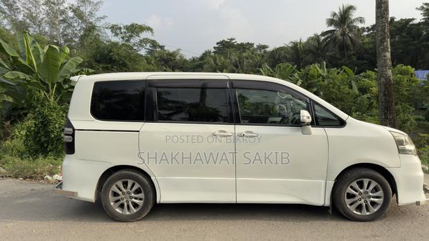 Toyota Noah 2.0 143hp AWD (7 Seater) 2010 Pearl
