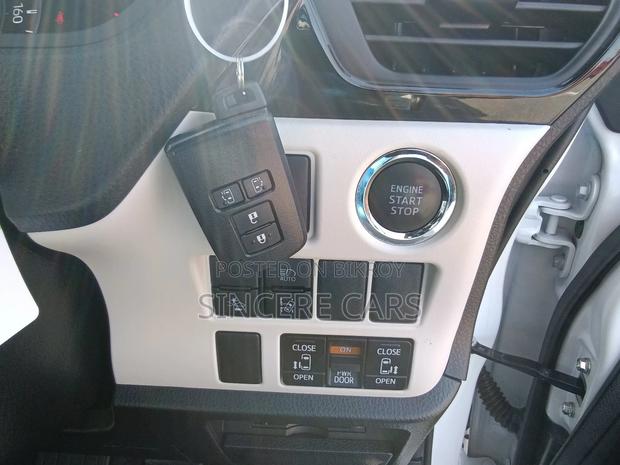 Toyota Noah G NON HYB SUNROOF 2020