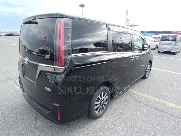 Toyota Esquire GI PREMIUM HYB 4.5PT 2021