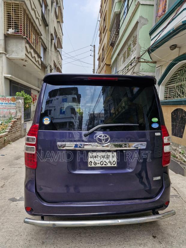 Toyota Noah . 2012