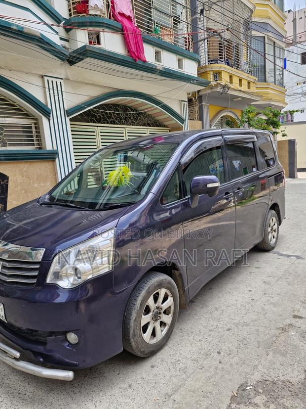 Toyota Noah . 2012