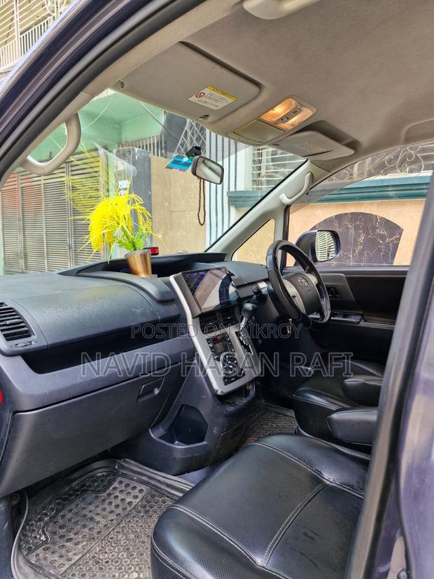 Toyota Noah . 2012